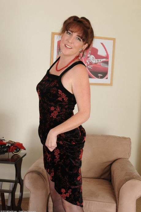 Tall mature woman Gypsy Lee stripping & pulling her long pussy hair