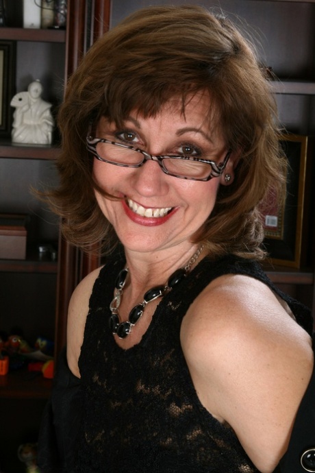 Mature woman Lynn bares her saggy breasts and plays with her shaved pussy