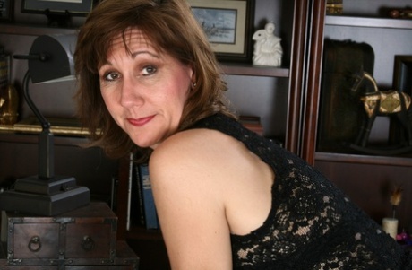 Mature woman Lynn bares her saggy breasts and plays with her shaved pussy