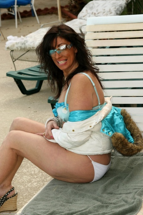 Naughty MILF Tawny shows off her big ass & spreads her trimmed pussy outdoors
