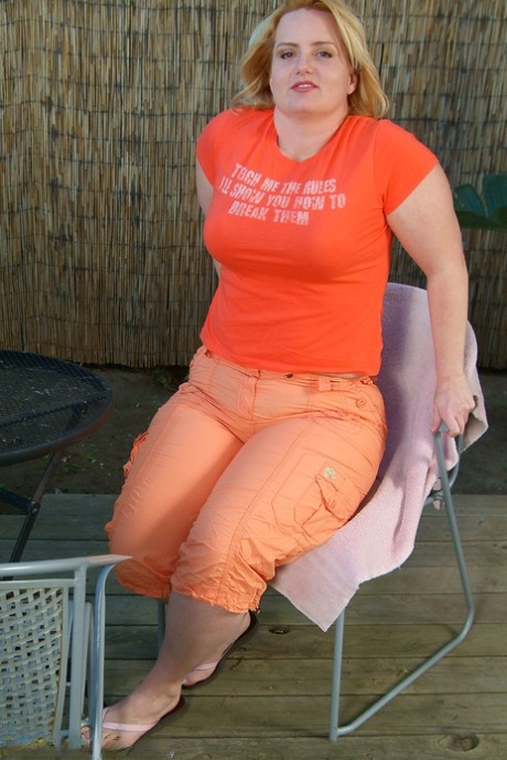 Mature MILF Solsa strips fully naked to show every inch of her chubby body