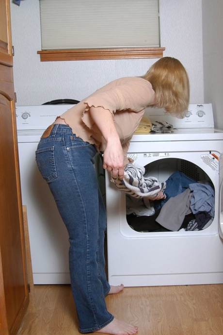 Mature amateur Carrie doffs her jeans & flaunts her pussy in the laundry room