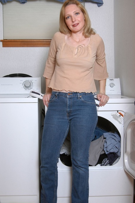 Mature amateur Carrie doffs her jeans & flaunts her pussy in the laundry room