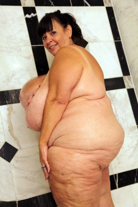 Amateur BBW Suzie Q washing her extra large tanned natural tits