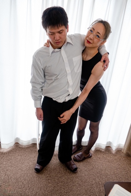 Little Japanese woman gets fucked and creampied by her young lover