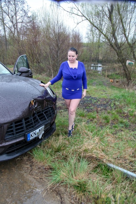 Chubby mature slut Olga blowing a cute stud's hard dick in the car