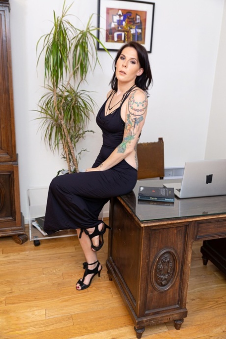 Mature tattooed Camille loses her dress & teases with her nude body on webcam