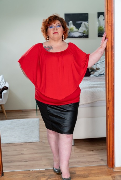 Amateur BBW Mirjam strips and poses naked with a skinny teen boy on the bed