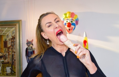 Mature slut Lara masturbates with a toy while dressed in nylons & thigh boots