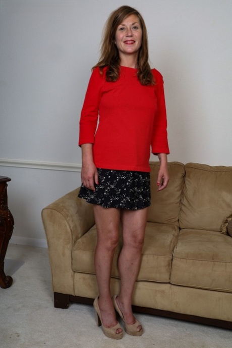 Amateur MILF Ophelia Jones unveils her fantastic natural body and masturbates