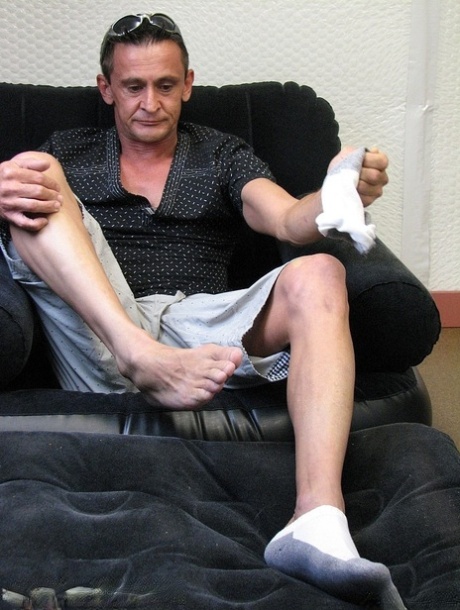 British gay man Luke Pierced undresses and jerks off until he ejaculates