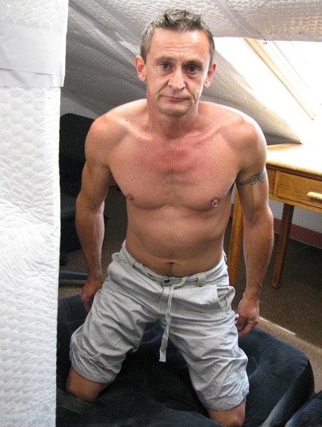 British gay man Luke Pierced undresses and jerks off until he ejaculates