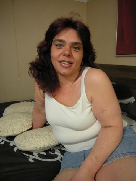 Amateur mom Jasmina fingers her pussy and teases with her fat body on a bed