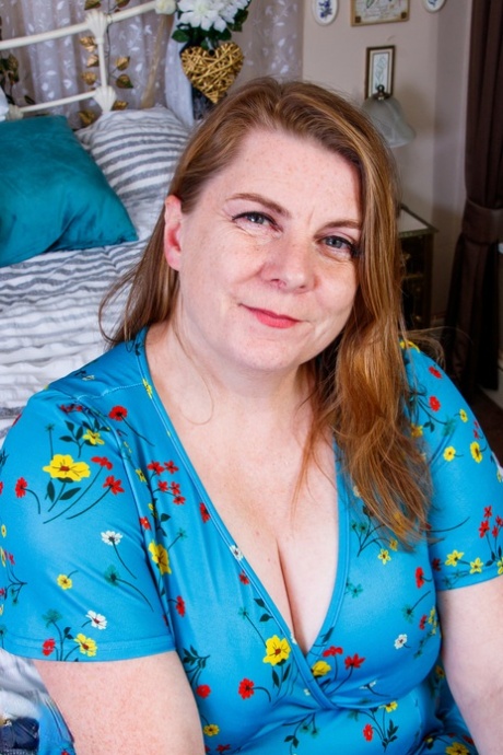 Fat amateur mom Darcy Rosa flashes her hot red undies on a bed in a solo