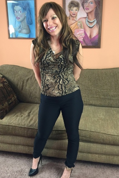 Petite MILF Brandi Minx exposes her firm body and gives head kneeling