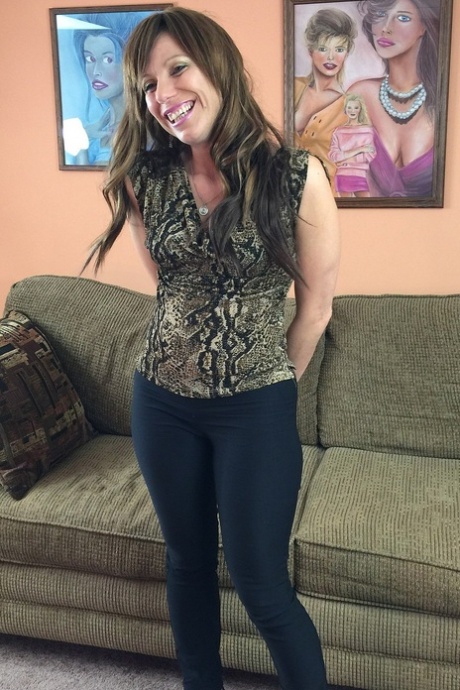 Petite MILF Brandi Minx exposes her firm body and gives head kneeling