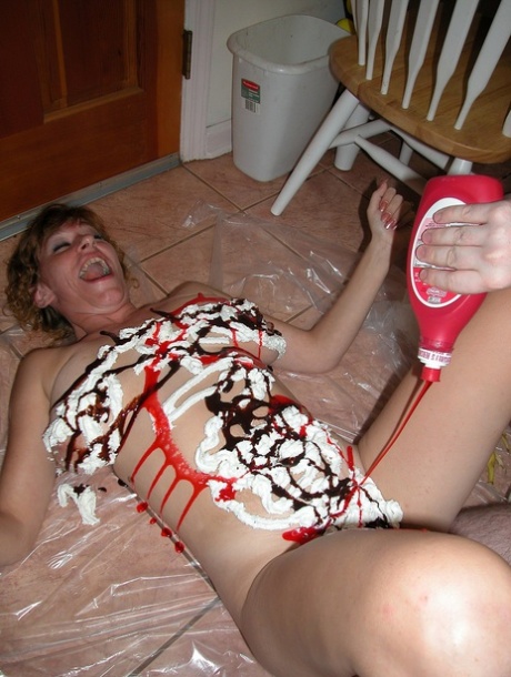 MILF Ivy Rose masturbates with a banana in a kinky food play scene