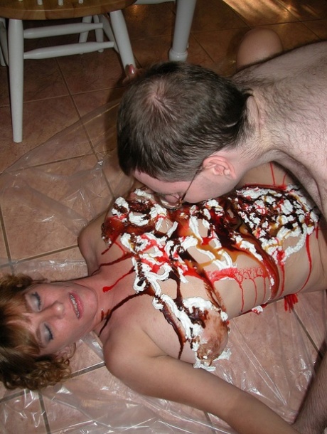 MILF Ivy Rose masturbates with a banana in a kinky food play scene