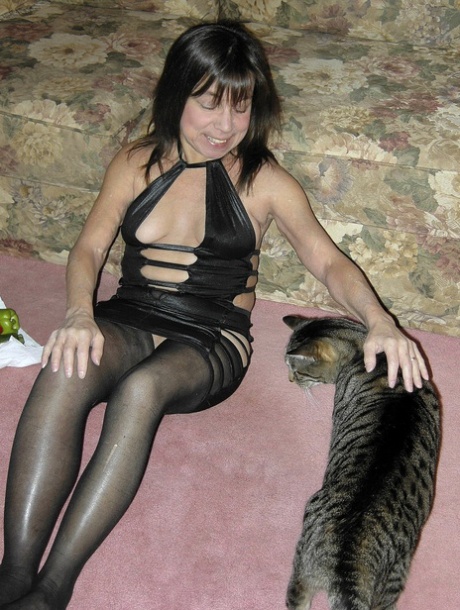 Petite amateur mature in lingerie Vixen sticks vegetables in her shaved cunt