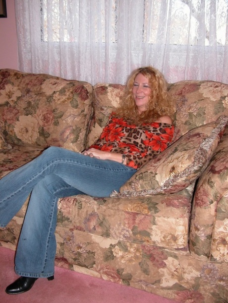 Blonde MILF Annie flaunts her big tits and big booty in a solo show