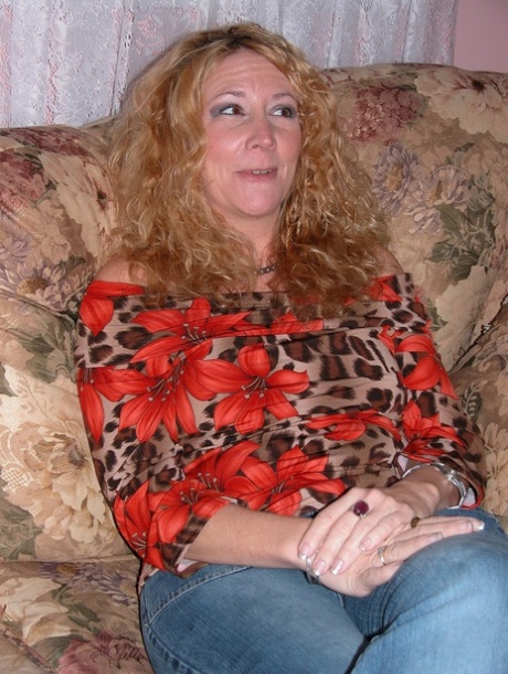 Blonde MILF Annie flaunts her big tits and big booty in a solo show