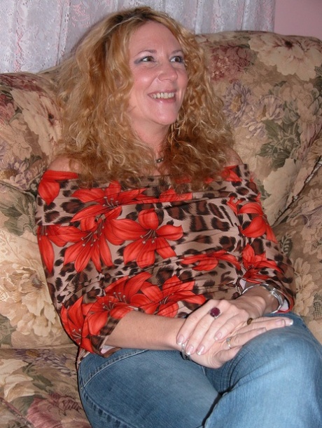 Blonde MILF Annie flaunts her big tits and big booty in a solo show