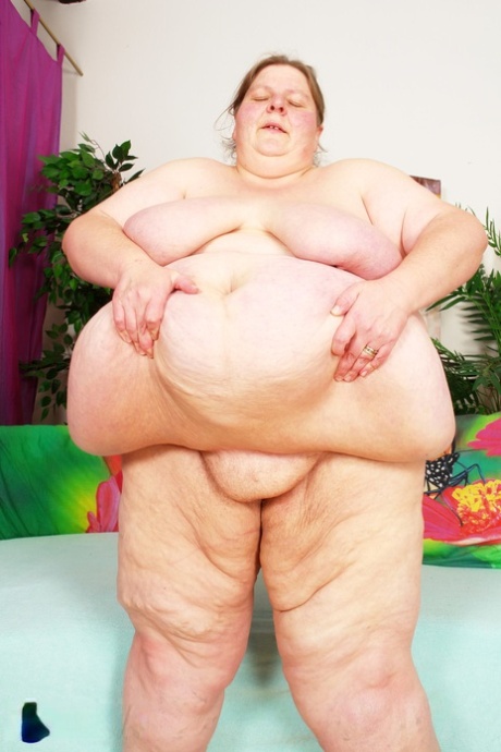 Mature SSBBW Antonia C struggles to masturbate with her big dildo