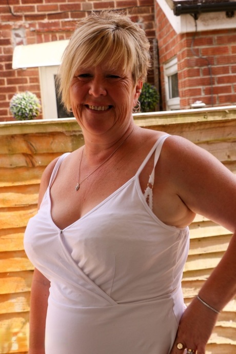 Short-haired British cougar Chantelle sucking and fucking a tiny toy