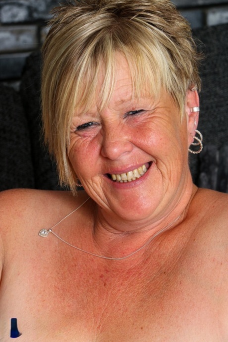Short-haired British cougar Chantelle sucking and fucking a tiny toy